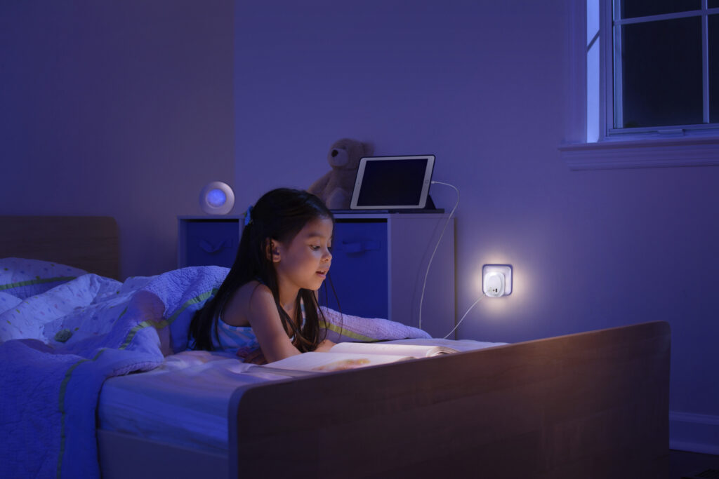 Lampka nocna z ładowarką LEDVANCE LUNETTA EDGE WHITE - obrazek 4